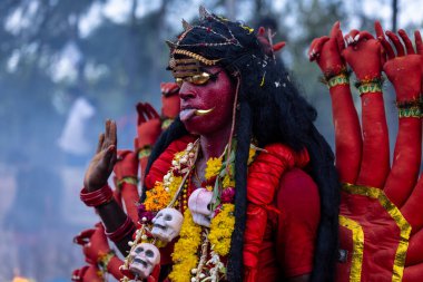 Kulashekharapatnam, Tamilnadu, Hindistan - 12 Ekim 2024: Kulasai, Hint Hindu ressam portresi ve kulasai dasara festivalinin ayinlerini gerçekleştirmek için bir tarikat karakteri gibi giyinmiş.