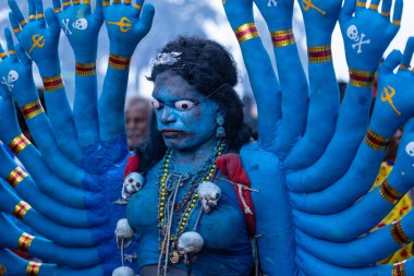 Kulashekharapatnam, Tamilnadu, Hindistan - 12 Ekim 2024: Kulasai, Hint Hindu ressam portresi ve kulasai dasara festivalinin ayinlerini gerçekleştirmek için bir tarikat karakteri gibi giyinmiş.