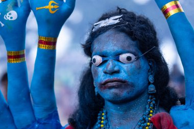 Kulashekharapatnam, Tamilnadu, Hindistan - 12 Ekim 2024: Kulasai, Hint Hindu ressam portresi ve kulasai dasara festivalinin ayinlerini gerçekleştirmek için bir tarikat karakteri gibi giyinmiş.