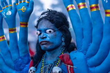 Kulashekharapatnam, Tamilnadu, Hindistan - 12 Ekim 2024: Kulasai, Hint Hindu ressam portresi ve kulasai dasara festivalinin ayinlerini gerçekleştirmek için bir tarikat karakteri gibi giyinmiş.