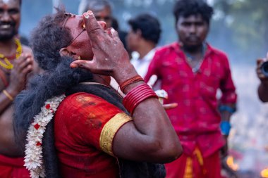 Kulashekharapatnam, Tamilnadu, Hindistan - 12 Ekim 2024: Kulasai, Hint Hindu ressam portresi ve kulasai dasara festivalinin ayinlerini gerçekleştirmek için bir tarikat karakteri gibi giyinmiş.