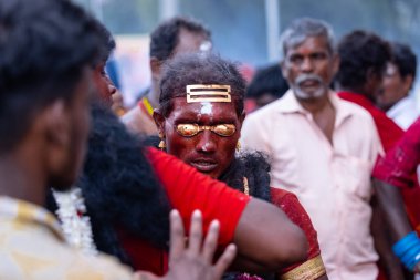 Kulashekharapatnam, Tamilnadu, Hindistan - 12 Ekim 2024: Kulasai, Hint Hindu ressam portresi ve kulasai dasara festivalinin ayinlerini gerçekleştirmek için bir tarikat karakteri gibi giyinmiş.