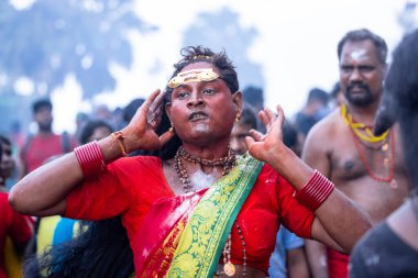 Kulashekharapatnam, Tamilnadu, Hindistan - 12 Ekim 2024: Kulasai, Hint Hindu ressam portresi ve kulasai dasara festivalinin ayinlerini gerçekleştirmek için bir tarikat karakteri gibi giyinmiş.