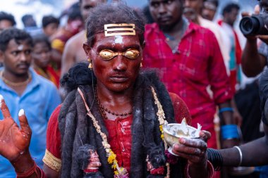 Kulashekharapatnam, Tamilnadu, Hindistan - 12 Ekim 2024: Kulasai, Hint Hindu ressam portresi ve kulasai dasara festivalinin ayinlerini gerçekleştirmek için bir tarikat karakteri gibi giyinmiş.