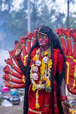 Kulashekharapatnam, Tamilnadu, Hindistan - 12 Ekim 2024: Kulasai, Hint Hindu ressam portresi ve kulasai dasara festivalinin ayinlerini gerçekleştirmek için bir tarikat karakteri gibi giyinmiş.