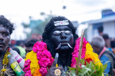 Kulashekharapatnam, Tamilnadu, Hindistan - 12 Ekim 2024: Kulasai, Hint Hindu ressam portresi ve kulasai dasara festivalinin ayinlerini gerçekleştirmek için bir tarikat karakteri gibi giyinmiş.