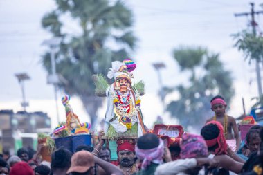 Kulashekharapatnam, Tamilnadu, Hindistan - 12 Ekim 2024: Kulasai, Hint Hindu ressam portresi ve kulasai dasara festivalinin ayinlerini gerçekleştirmek için bir tarikat karakteri gibi giyinmiş.