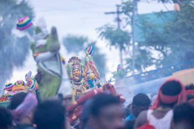Kulashekharapatnam, Tamilnadu, Hindistan - 12 Ekim 2024: Kulasai, Hint Hindu ressam portresi ve kulasai dasara festivalinin ayinlerini gerçekleştirmek için bir tarikat karakteri gibi giyinmiş.