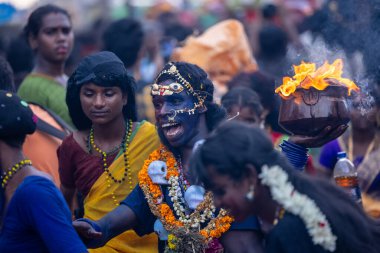 Kulashekharapatnam, Tamilnadu, Hindistan - 12 Ekim 2024: Kulasai, Hint Hindu ressam portresi ve kulasai dasara festivalinin ayinlerini gerçekleştirmek için bir tarikat karakteri gibi giyinmiş.