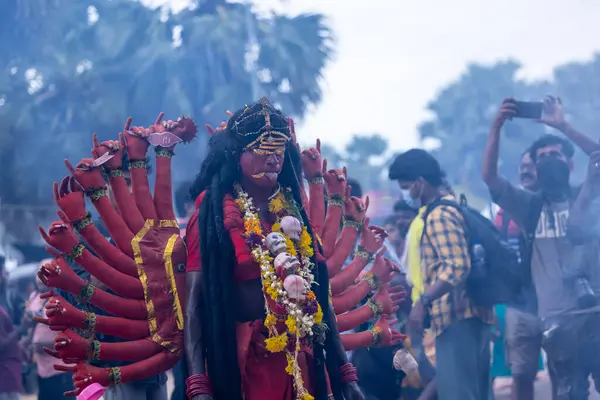 Kulashekharapatnam, Tamilnadu, Hindistan - 12 Ekim 2024: Kulasai, Hint Hindu ressam portresi ve kulasai dasara festivalinin ayinlerini gerçekleştirmek için bir tarikat karakteri gibi giyinmiş.