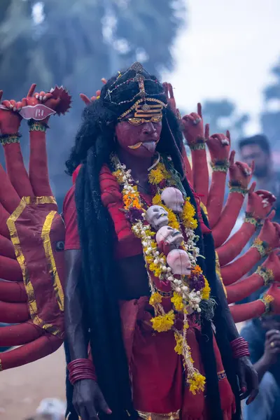 Kulashekharapatnam, Tamilnadu, Hindistan - 12 Ekim 2024: Kulasai, Hint Hindu ressam portresi ve kulasai dasara festivalinin ayinlerini gerçekleştirmek için bir tarikat karakteri gibi giyinmiş.