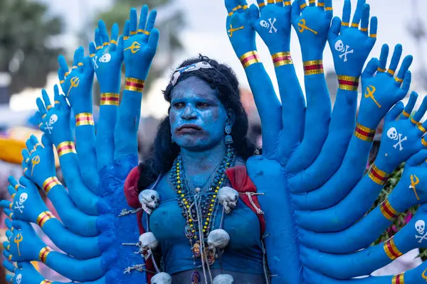Kulashekharapatnam, Tamilnadu, Hindistan - 12 Ekim 2024: Kulasai, Hint Hindu ressam portresi ve kulasai dasara festivalinin ayinlerini gerçekleştirmek için bir tarikat karakteri gibi giyinmiş.