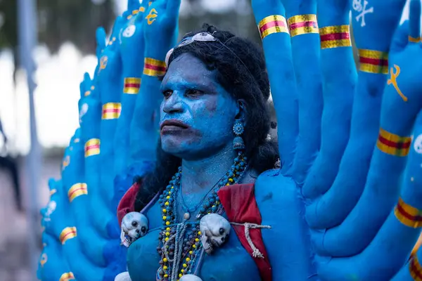 Kulashekharapatnam, Tamilnadu, Hindistan - 12 Ekim 2024: Kulasai, Hint Hindu ressam portresi ve kulasai dasara festivalinin ayinlerini gerçekleştirmek için bir tarikat karakteri gibi giyinmiş.