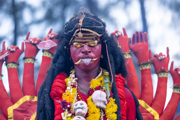 Kulashekharapatnam, Tamilnadu, Hindistan - 12 Ekim 2024: Kulasai, Hint Hindu ressam portresi ve kulasai dasara festivalinin ayinlerini gerçekleştirmek için bir tarikat karakteri gibi giyinmiş.