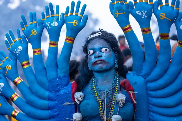 Kulashekharapatnam, Tamilnadu, Hindistan - 12 Ekim 2024: Kulasai, Hint Hindu ressam portresi ve kulasai dasara festivalinin ayinlerini gerçekleştirmek için bir tarikat karakteri gibi giyinmiş.