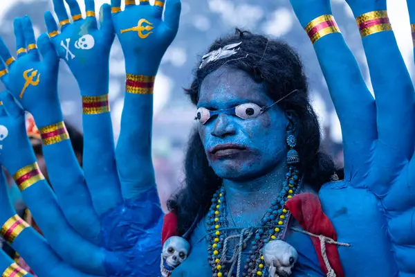 Kulashekharapatnam, Tamilnadu, Hindistan - 12 Ekim 2024: Kulasai, Hint Hindu ressam portresi ve kulasai dasara festivalinin ayinlerini gerçekleştirmek için bir tarikat karakteri gibi giyinmiş.