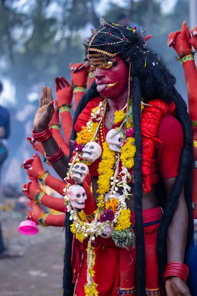 Kulashekharapatnam, Tamilnadu, Hindistan - 12 Ekim 2024: Kulasai, Hint Hindu ressam portresi ve kulasai dasara festivalinin ayinlerini gerçekleştirmek için bir tarikat karakteri gibi giyinmiş.