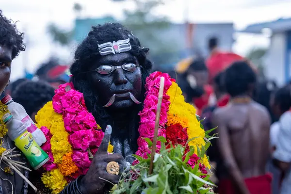 Kulashekharapatnam, Tamilnadu, Hindistan - 12 Ekim 2024: Kulasai, Hint Hindu ressam portresi ve kulasai dasara festivalinin ayinlerini gerçekleştirmek için bir tarikat karakteri gibi giyinmiş.