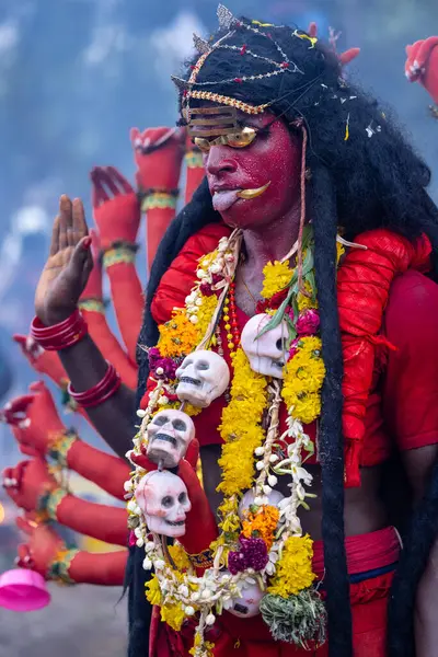 Kulashekharapatnam, Tamilnadu, Hindistan - 12 Ekim 2024: Kulasai, Hint Hindu ressam portresi ve kulasai dasara festivalinin ayinlerini gerçekleştirmek için bir tarikat karakteri gibi giyinmiş.