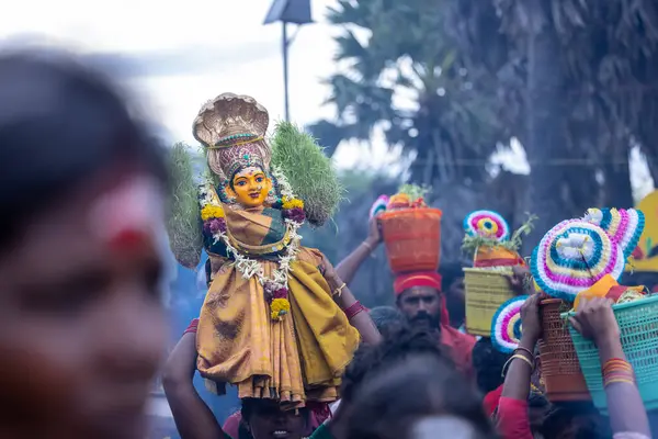 Kulashekharapatnam, Tamilnadu, Hindistan - 12 Ekim 2024: Kulasai, Hint Hindu ressam portresi ve kulasai dasara festivalinin ayinlerini gerçekleştirmek için bir tarikat karakteri gibi giyinmiş.