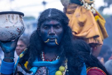 Kulashekharapatnam, Tamilnadu, Hindistan - 12 Ekim 2024: Kulasai, Hint Hindu ressam portresi ve kulasai dasara festivalinin ayinlerini gerçekleştirmek için bir tarikat karakteri gibi giyinmiş.