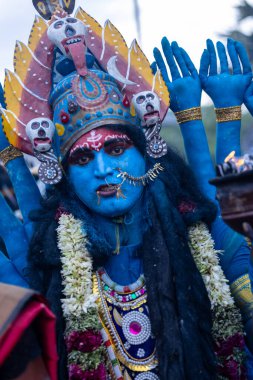Kulashekharapatnam, Tamilnadu, Hindistan - 12 Ekim 2024: Kulasai, Hint Hindu ressam portresi ve kulasai dasara festivalinin ayinlerini gerçekleştirmek için bir tarikat karakteri gibi giyinmiş.