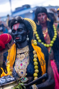Kulashekharapatnam, Tamilnadu, Hindistan - 12 Ekim 2024: Kulasai, Hint Hindu ressam portresi ve kulasai dasara festivalinin ayinlerini gerçekleştirmek için bir tarikat karakteri gibi giyinmiş.