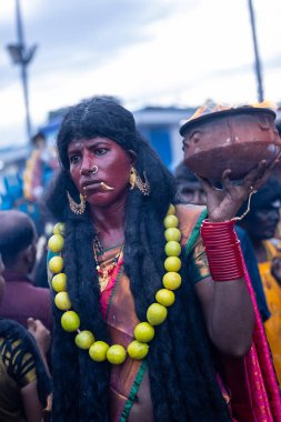 Kulashekharapatnam, Tamilnadu, Hindistan - 12 Ekim 2024: Kulasai, Hint Hindu ressam portresi ve kulasai dasara festivalinin ayinlerini gerçekleştirmek için bir tarikat karakteri gibi giyinmiş.