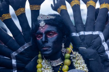 Kulashekharapatnam, Tamilnadu, Hindistan - 12 Ekim 2024: Kulasai, Hint Hindu ressam portresi ve kulasai dasara festivalinin ayinlerini gerçekleştirmek için bir tarikat karakteri gibi giyinmiş.