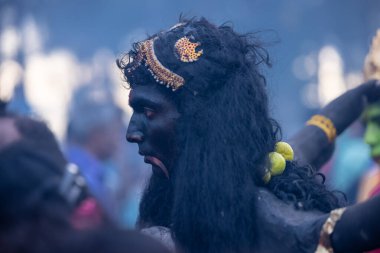 Kulashekharapatnam, Tamilnadu, Hindistan - 12 Ekim 2024: Kulasai, Hint Hindu ressam portresi ve kulasai dasara festivalinin ayinlerini gerçekleştirmek için bir tarikat karakteri gibi giyinmiş.