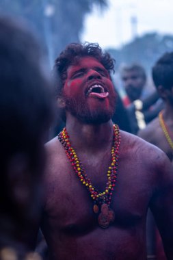 Kulashekharapatnam, Tamilnadu, Hindistan - 12 Ekim 2024: Kulasai, Hint Hindu ressam portresi ve kulasai dasara festivalinin ayinlerini gerçekleştirmek için bir tarikat karakteri gibi giyinmiş.