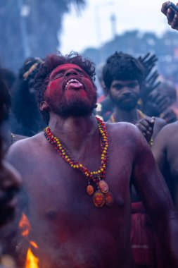 Kulashekharapatnam, Tamilnadu, Hindistan - 12 Ekim 2024: Kulasai, Hint Hindu ressam portresi ve kulasai dasara festivalinin ayinlerini gerçekleştirmek için bir tarikat karakteri gibi giyinmiş.