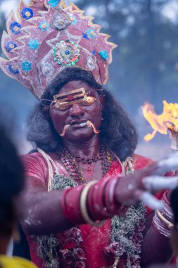 Kulashekharapatnam, Tamilnadu, Hindistan - 12 Ekim 2024: Kulasai, Hint Hindu ressam portresi ve kulasai dasara festivalinin ayinlerini gerçekleştirmek için bir tarikat karakteri gibi giyinmiş.