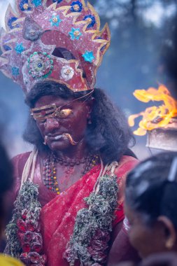 Kulashekharapatnam, Tamilnadu, Hindistan - 12 Ekim 2024: Kulasai, Hint Hindu ressam portresi ve kulasai dasara festivalinin ayinlerini gerçekleştirmek için bir tarikat karakteri gibi giyinmiş.