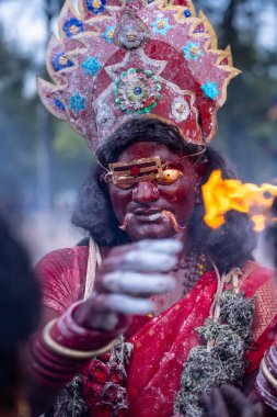 Kulashekharapatnam, Tamilnadu, Hindistan - 12 Ekim 2024: Kulasai, Hint Hindu ressam portresi ve kulasai dasara festivalinin ayinlerini gerçekleştirmek için bir tarikat karakteri gibi giyinmiş.