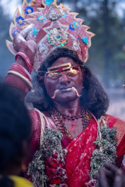 Kulashekharapatnam, Tamilnadu, Hindistan - 12 Ekim 2024: Kulasai, Hint Hindu ressam portresi ve kulasai dasara festivalinin ayinlerini gerçekleştirmek için bir tarikat karakteri gibi giyinmiş.