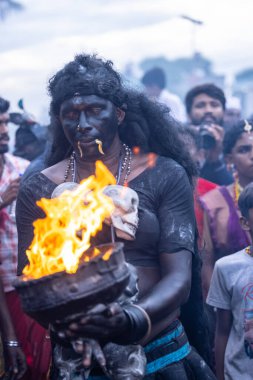 Kulashekharapatnam, Tamilnadu, Hindistan - 12 Ekim 2024: Kulasai, Hint Hindu ressam portresi ve kulasai dasara festivalinin ayinlerini gerçekleştirmek için bir tarikat karakteri gibi giyinmiş.