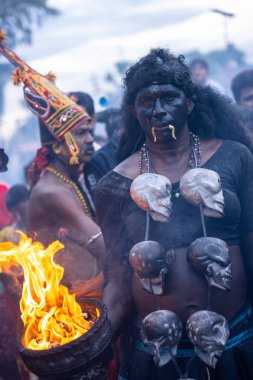 Kulashekharapatnam, Tamilnadu, Hindistan - 12 Ekim 2024: Kulasai, Hint Hindu ressam portresi ve kulasai dasara festivalinin ayinlerini gerçekleştirmek için bir tarikat karakteri gibi giyinmiş.