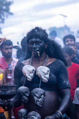 Kulashekharapatnam, Tamilnadu, Hindistan - 12 Ekim 2024: Kulasai, Hint Hindu ressam portresi ve kulasai dasara festivalinin ayinlerini gerçekleştirmek için bir tarikat karakteri gibi giyinmiş.