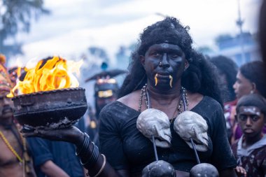 Kulashekharapatnam, Tamilnadu, Hindistan - 12 Ekim 2024: Kulasai, Hint Hindu ressam portresi ve kulasai dasara festivalinin ayinlerini gerçekleştirmek için bir tarikat karakteri gibi giyinmiş.