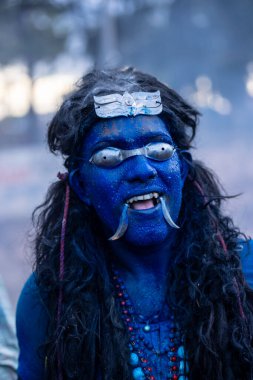 Kulashekharapatnam, Tamilnadu, Hindistan - 12 Ekim 2024: Kulasai, Hint Hindu ressam portresi ve kulasai dasara festivalinin ayinlerini gerçekleştirmek için bir tarikat karakteri gibi giyinmiş.