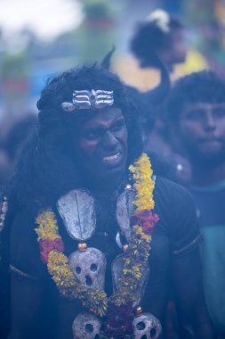 Kulashekharapatnam, Tamilnadu, Hindistan - 12 Ekim 2024: Kulasai, Hint Hindu ressam portresi ve kulasai dasara festivalinin ayinlerini gerçekleştirmek için bir tarikat karakteri gibi giyinmiş.