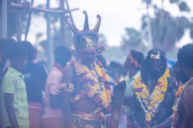 Kulashekharapatnam, Tamilnadu, Hindistan - 12 Ekim 2024: Kulasai, Hint Hindu ressam portresi ve kulasai dasara festivalinin ayinlerini gerçekleştirmek için bir tarikat karakteri gibi giyinmiş.