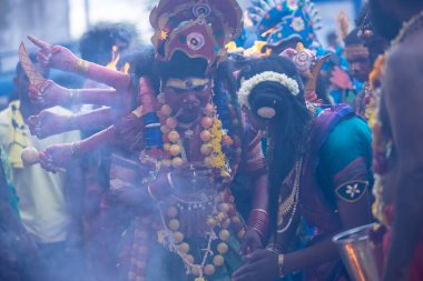 Kulashekharapatnam, Tamilnadu, Hindistan - 12 Ekim 2024: Kulasai, Hint Hindu ressam portresi ve kulasai dasara festivalinin ayinlerini gerçekleştirmek için bir tarikat karakteri gibi giyinmiş.