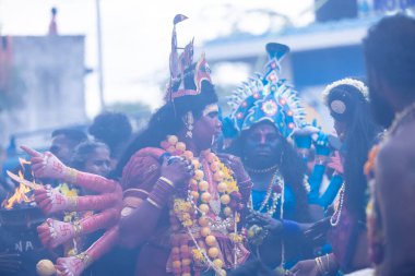 Kulashekharapatnam, Tamilnadu, Hindistan - 12 Ekim 2024: Kulasai, Hint Hindu ressam portresi ve kulasai dasara festivalinin ayinlerini gerçekleştirmek için bir tarikat karakteri gibi giyinmiş.