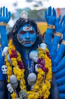 Kulashekharapatnam, Tamilnadu, Hindistan - 12 Ekim 2024: Kulasai, Hint Hindu ressam portresi ve kulasai dasara festivalinin ayinlerini gerçekleştirmek için bir tarikat karakteri gibi giyinmiş.