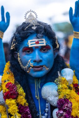 Kulashekharapatnam, Tamilnadu, Hindistan - 12 Ekim 2024: Kulasai, Hint Hindu ressam portresi ve kulasai dasara festivalinin ayinlerini gerçekleştirmek için bir tarikat karakteri gibi giyinmiş.