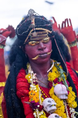 Kulashekharapatnam, Tamilnadu, Hindistan - 12 Ekim 2024: Kulasai, Hint Hindu ressam portresi ve kulasai dasara festivalinin ayinlerini gerçekleştirmek için bir tarikat karakteri gibi giyinmiş.