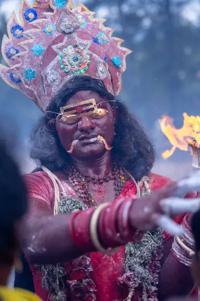 Kulashekharapatnam, Tamilnadu, Hindistan - 12 Ekim 2024: Kulasai, Hint Hindu ressam portresi ve kulasai dasara festivalinin ayinlerini gerçekleştirmek için bir tarikat karakteri gibi giyinmiş.