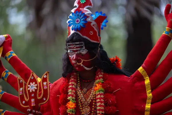 Kulashekharapatnam, Tamilnadu, Hindistan - 12 Ekim 2024: Kulasai, Hint Hindu ressam portresi ve kulasai dasara festivalinin ayinlerini gerçekleştirmek için bir tarikat karakteri gibi giyinmiş.
